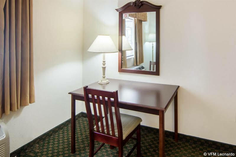 Econo Lodge Weatherford Bagian luar foto